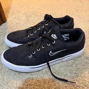 Nike Men's Black Sneakers EUC SIZE 9.5